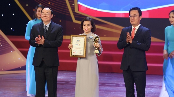 Bà Thân Hiền Anh – Chủ tịch HĐTV Bảo Việt Nhân thọ đại diện nhận danh hiệu “Thương hiệu Tiêu biểu Châu Á Thái Bình Dương 2020”