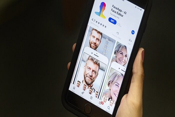FaceApp hiện c&oacute; mặt tr&ecirc;n cả ứng dụng iOS v&agrave; Android. Ảnh: CNET