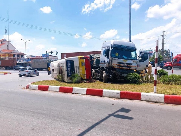 Hải Dương: Xe đầu kéo đâm lật xe buýt trên Quốc lộ 5