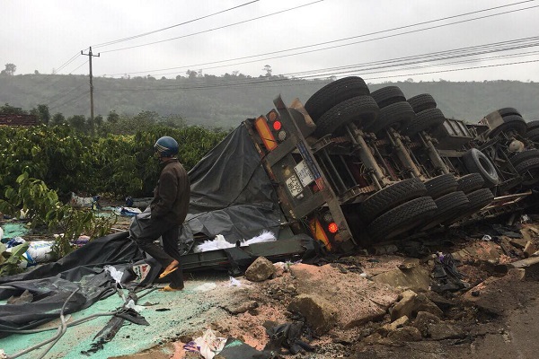 Yên Bái: Xe container lật đổ khiến hai mẹ con tử vong