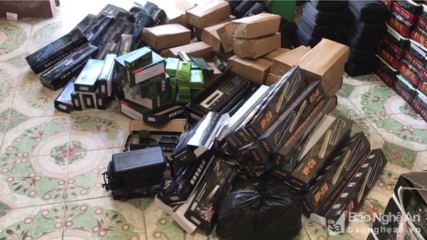 Nghệ An: Ngăn chặn kịp thời xe khách vận chuyển trái phép số lượng lớn hung khí