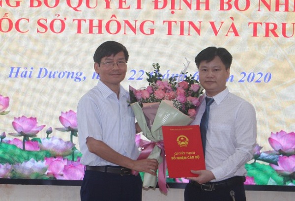 Phó chủ tịch tỉnh Hải Dương trao quyết định bổ nhiệm cho ông Phạm Huy Thắng