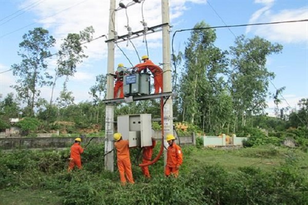 Nhân viên Công ty Điện lực Quảng Bình duy tu, bảo dưỡng hệ thống lưới điện