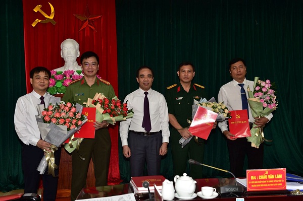 Bí thư Tỉnh ủy Tuyên Quang Chẩu Văn Lâm (đứng giữa) trao quyết định chuẩn y 4 đồng chí giữ chức Ủy viên Ban Thường vụ Tỉnh ủy Tuyên Quang nhiệm kỳ 2015 - 2020.