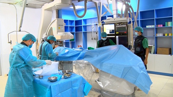 Các bác sĩ Bệnh viện Đa khoa tỉnh Tuyên Quang và các bác sĩ Viện Tim mạch Việt Nam thực hiện can thiệp mạch vành cho bệnh nhân.
