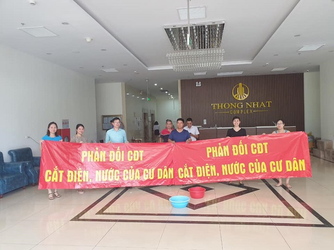 Cư dân tập trung căng băng rôn tại chung cư Thống nhất Complex 82 Nguyễn Tuân