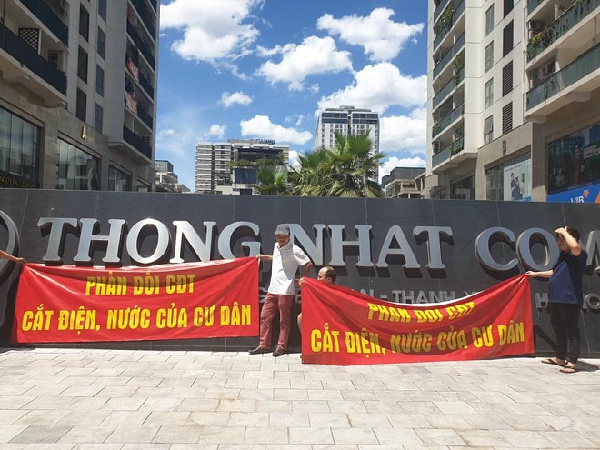 Hà Nội: Giữa trời nóng bị cắt nước, cư dân Thống Nhất Complex bức xúc phản đối chủ đầu tư