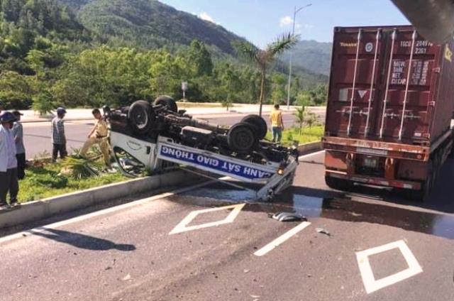 Bình Định: Bị xe đầu kéo tông từ phía sau, ô tô của CSGT lật, 2 cán bộ bị thương