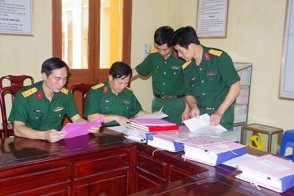 Đoàn kiểm tra kiểm tra hệ thống sổ sách công tác SQDB của Ban CHQS huyện Ninh Giang