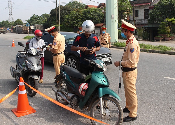 Lực lượng Cảnh sát giao thông đang tiến hành kiểm soát phương tiện đường bộ.
