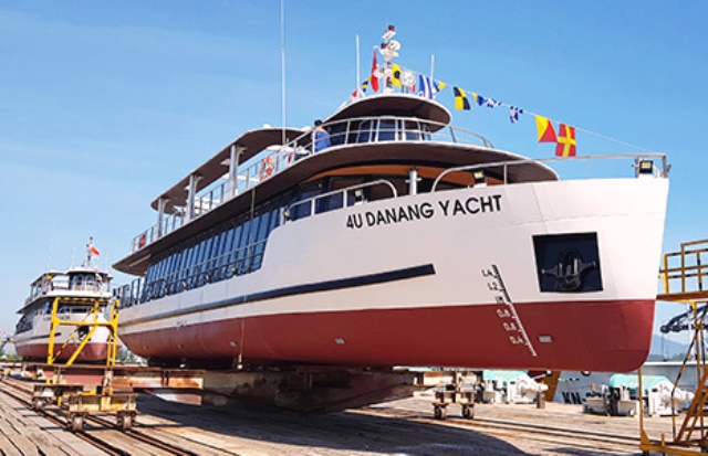 Hai tàu du lịch mang thương hiệu 4U Danang Yacht vừa được hạ thủy trên sông Hàn.