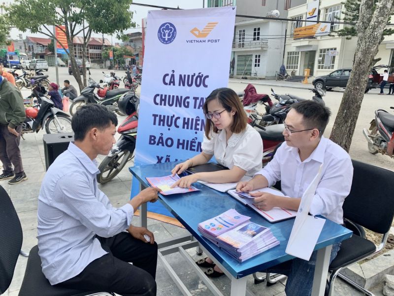 Cán bộ BHXH tỉnh Lai Châu tuyên truyền trực tiếp cho người dân về chính sách BHXH tự nguyện