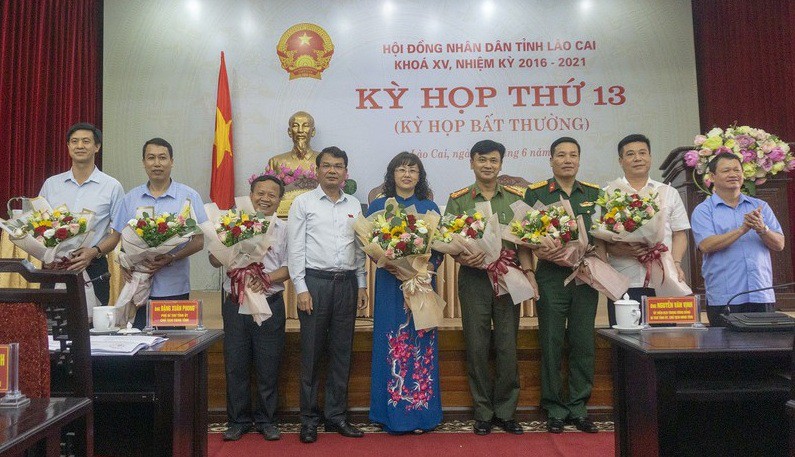 Bà Giàng Thị Dung (giữa) tại Kỳ họp thứ 13, HĐND tỉnh Lào Cai khóa XV, nhiệm kỳ 2016-2021. (Ảnh: Bizlive)