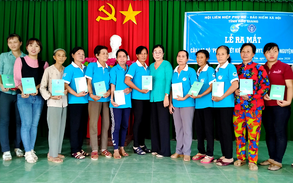 Trao sổ BHXH cho thành viên câu lạc bộ “Phụ nữ tiết kiệm mua BHYT, BHXH tự nguyện” xã Vị Tân, thành phố Vị Thanh