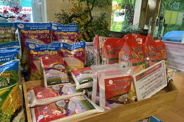 Sản phẩm gạo ST25 được bày bán trong siêu thị Bảo Minh