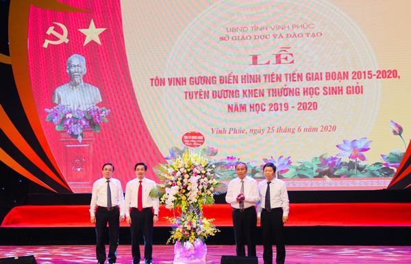 Chủ tịch UBND tỉnh Vĩnh Phúc Nguyễn Văn Trì tặng hoa chúc mừng ngành giáo dục địa phương