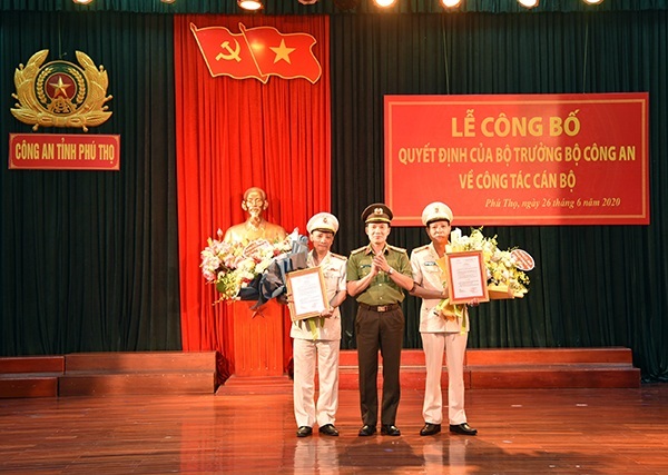 Đại tá Phạm Trường Giang, Giám đốc Công an tỉnh trao quyết định của Bộ trưởng Bộ Công an bổ nhiệm 2 Phó Giám đốc.