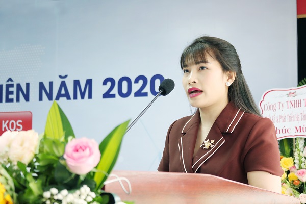 Bà Nguyễn Thị Hằng - Phó Chủ tịch HĐQT đọc báo cáo quản trị năm 2019
