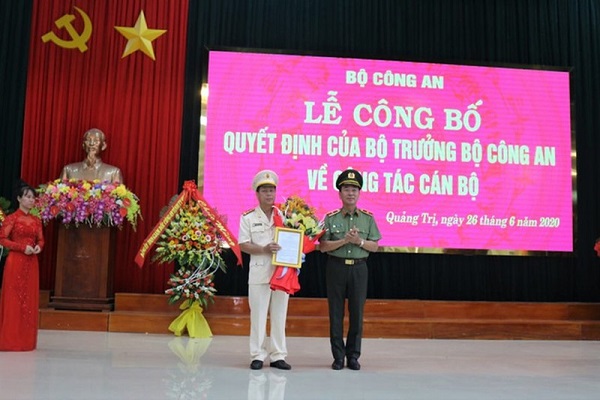 Đại tá Nguyễn Văn Thanh (bên trái) nhận quyết định giữ chức Giám đốc công an tỉnh Quảng Trị