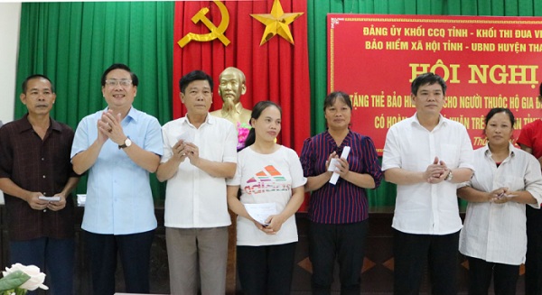 Lãnh đạo Đảng ủy Khối các cơ quan tỉnh và đại diện lãnh đạo Ban Tuyên giáo Tỉnh ủy trao tặng BHYT cho các hộ cận nghèo của huyện Thanh Thủy.