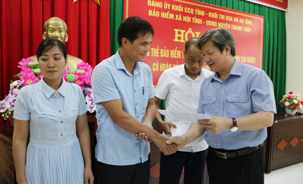 Phú Thọ: Trao tặng thẻ BHYT cho người thuộc hộ cận nghèo