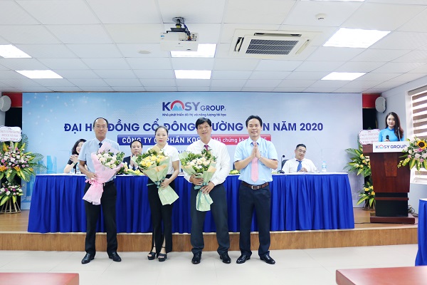 Chủ tịch HĐQT Công ty CP Kosy Nguyễn Việt Cường tặng hoa chúc mừng các Thành viên HĐQT mới