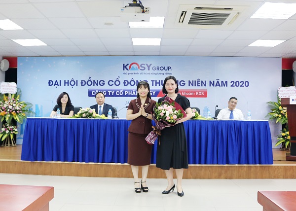 Bà Nguyễn Thị Hằng - Phó Chủ tịch HĐQT Công ty CP Kosy tặng hoa chúc mừng thành viên Ban kiểm soát mới