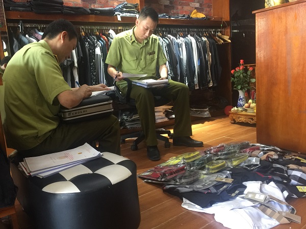 Lạng Sơn: Tạm giữ nhiều sản phẩm quần áo có dấu hiệu giả mạo nhãn hiệu được bảo hộ