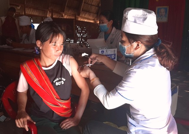 Tiêm vacine phòng bệnh bạch hầu cho người dân xã Đăk Ui, huyện Đăk Hà.