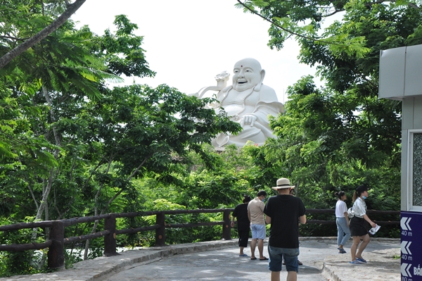 Tượng Phật Di Lặc cao 30m ngự trên đỉnh núi cao nhất trong Hồ Mây Park