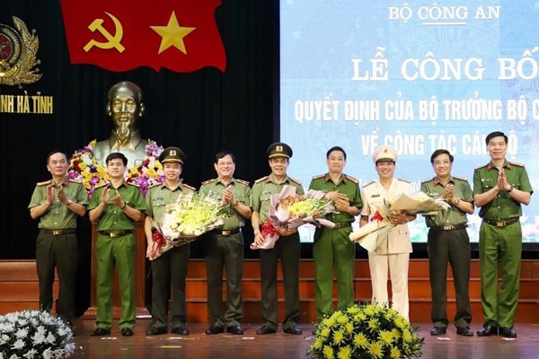 Lãnh đạo Công an tỉnh Nghệ An chúc mừng hai tân Giám đốc Công an tỉnh Nghệ An và Hà Tĩnh