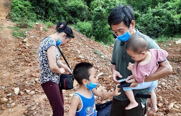 Gia đình nhập cảnh trái phép vào Việt Nam tại tỉnh Quảng Ninh. (Ảnh: TTXVN)