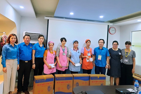 Đồng chí Nguyễn Ngọc Hướng - Phó chủ tịch LĐLĐ tỉnh, Lãnh đạo ban nữ công, Công đoàn các khu Công nghiệp tặng quà cho Công nhân Lao động.