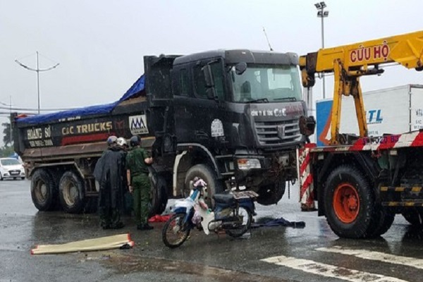 TP HCM: Xe ben va chạm với xe máy khiến 2 người thương vong