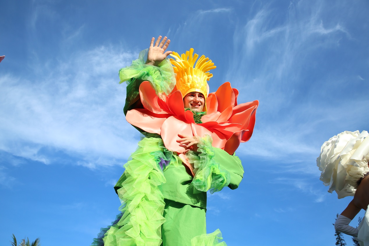 Du khách phấn khích với không khí Carnival rực rỡ sắc màu tại thành phố biển Sầm Sơn