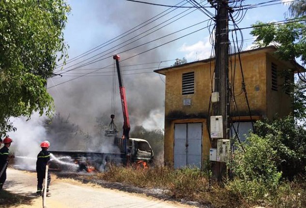 Xe tải cẩu vướng dây điện bốc cháy, tài xế tử vong tại chỗ