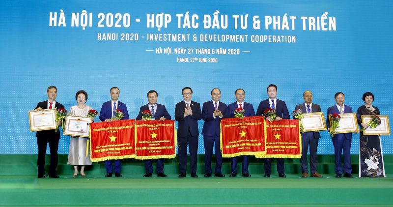 Bà Nguyễn Thị Nga (thứ 2 từ trái sang) nhận Bằng khen của Thủ tướng Chính phủ Nguyễn Xuân Phúc tại Hội nghị “Hà Nội 2020 – Hợp tác đầu tư & Phát triển”.