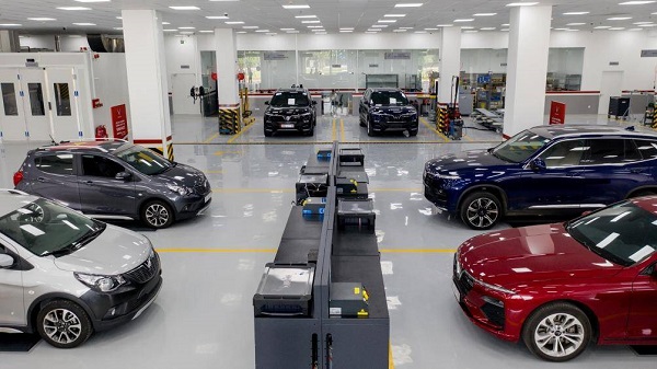 Ô tô nhập giảm giá hàng trăm triệu đồng, xe 'nội' tăng giá