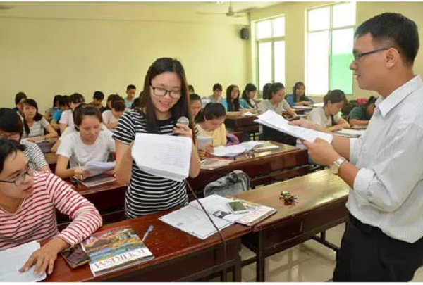 Sinh viên Trường ĐH Sư phạm TP HCM trong giờ học tiếng Anh (Ảnh: TẤN THẠNH)