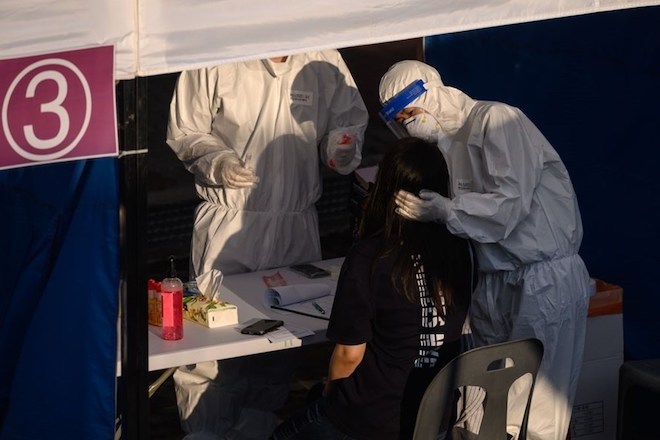 Nhân viên y tế tại trung tâm xét nghiệm ở Bucheon, phía nam Seoul, Hàn Quốc. Ảnh: AFP