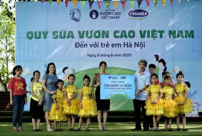Trong năm 2020, Vinamilk và Quỹ sữa Vươn cao Việt Nam trao tặng 120.000 ly sữa, tương đương khoảng 865 triệu đồng cho hơn 1.300 trẻ em có hoàn cảnh khó khăn hiện đang được chăm sóc, nuôi dạy tại các trung tâm bảo trợ trẻ em, các nhà mở, nhà tình thương trên địa bàn thành phố Hà Nội. Các em được uống sữa miễn phí liên tiếp trong 3 tháng nhằm tăng cường chế độ dinh dưỡng, hỗ trợ nâng cao sức khỏe và sức đề kháng.