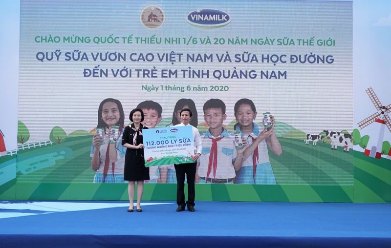 Vinamilk và Quỹ sữa Vươn cao Việt Nam tặng sữa cho trẻ em có hoàn cảnh đặc biệt tại Hà Nội
