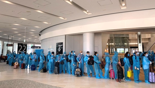 Các công dân Việt Nam từ Nhật Bản hạ cánh an toàn tại sân bay quốc tế Đà Nẵng ngày 5/6