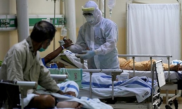 Nhân viên y tế chăm sóc bệnh nhân Covid-19 ở Jakarta, Indonesia vào tháng 5 (Ảnh: Reuters)