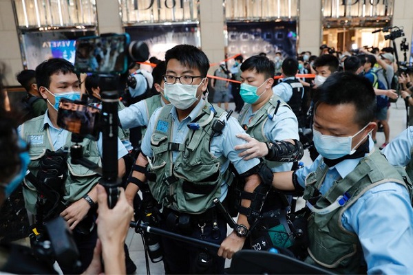 Cảnh sát Hong Kong yêu cầu người biểu tình phản đối luật an ninh quốc gia giải tán ngày 30/6 (ẢNH: REUTERS)