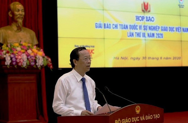 Thứ trưởng Bộ Bộ Giáo dục và Đào tạo, Phạm Ngọc Thưởng phát biểu tại buổi họp báo