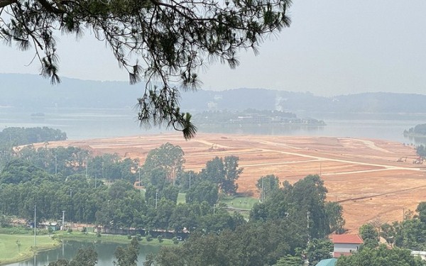 Công ty TNHH Đại Lải Việt Nam đang san lấp xuống khu vực lòng hồ