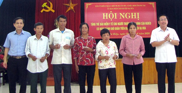 Phú Thọ: Trao tặng thẻ BHYT cho hộ cận nghèo