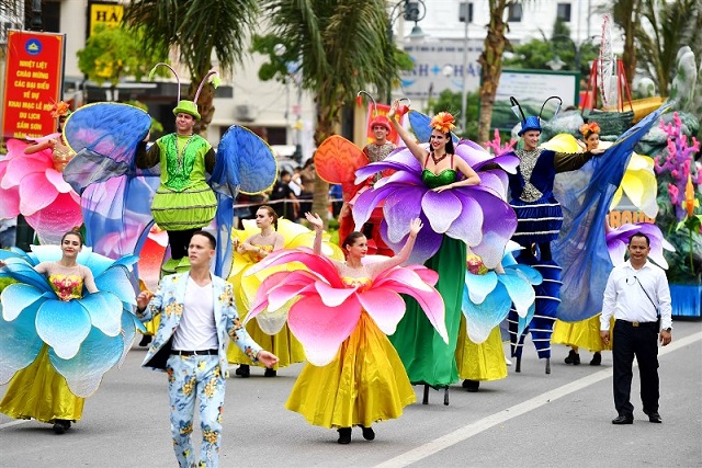 Carnival đường phố rực rỡ mở màn Lễ hội Du lịch Biển Sầm Sơn 2020