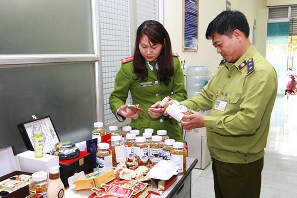 Lực lượng chức năng kiểm tra các sản phẩm thực phẩm chức năng nhập lậu (Nguồn: TTXVN)